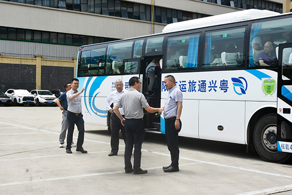 紫旌信息科技董事长祁庆中先生、清大菲恩董事长赵明先生,共携清华校友及各企业家代表一行50余人莅临广东星拓环境试验设备科技有限公司参观指导 紫旌信息科技董事长祁庆中先生、清大菲恩董事长赵明先生,共携清华校友及各企业家代表一行50余人莅临广东星拓环境试验设备科技有限公司参观指导